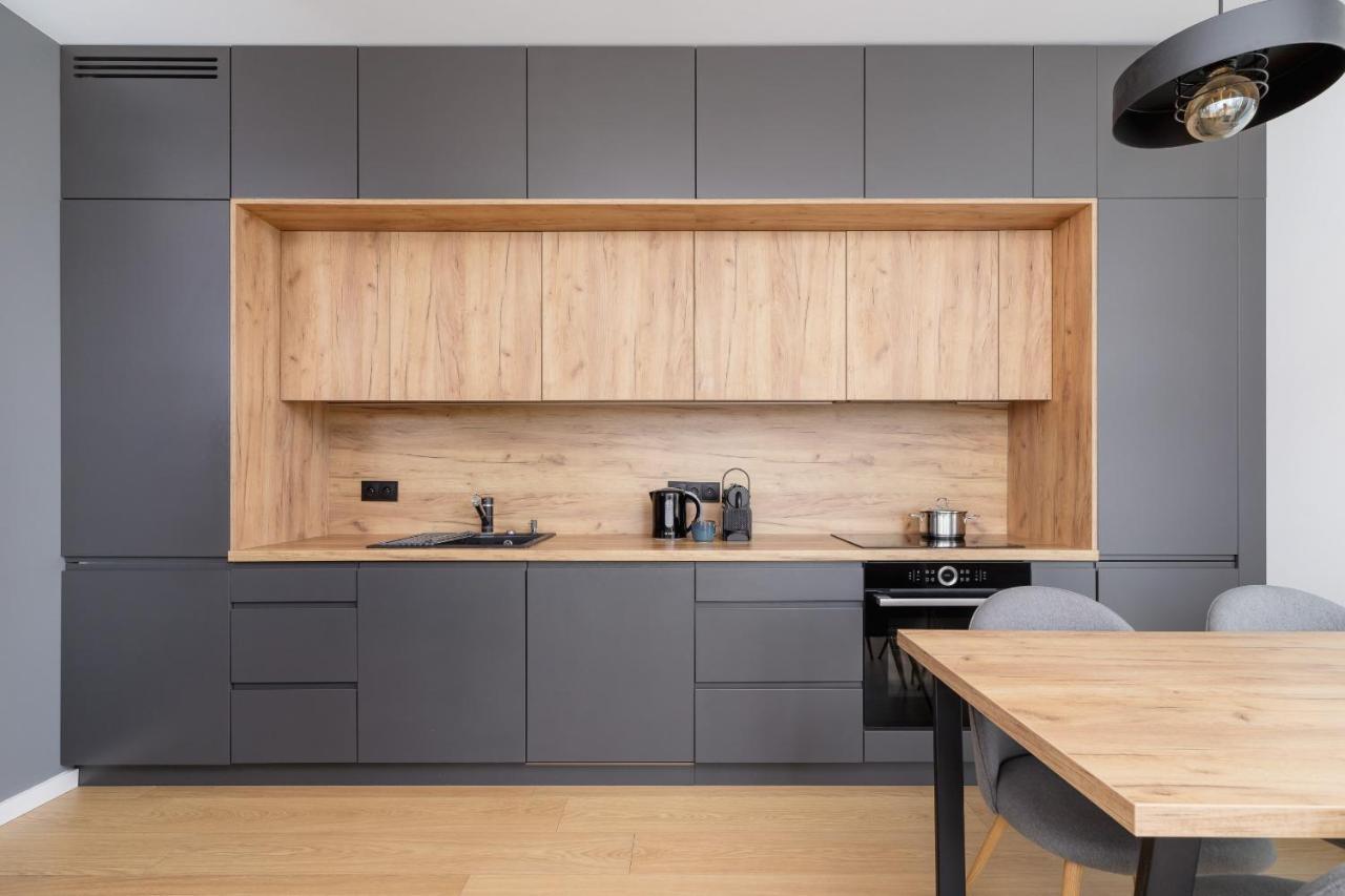 Modern & Spacious With Air Conditioning & Parking By Renters Prestige Leilighet Krasków