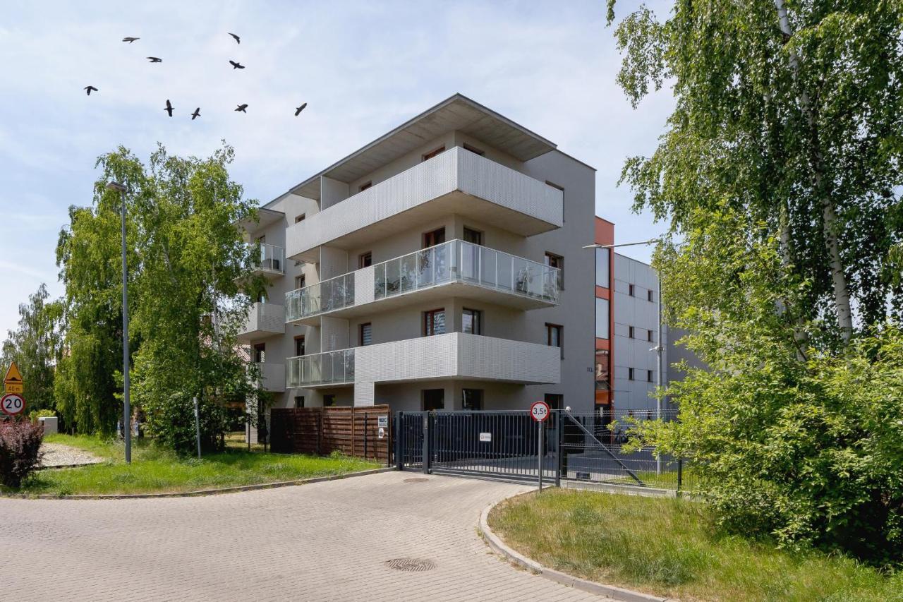 Modern & Spacious With Air Conditioning & Parking By Renters Prestige Leilighet Krasków