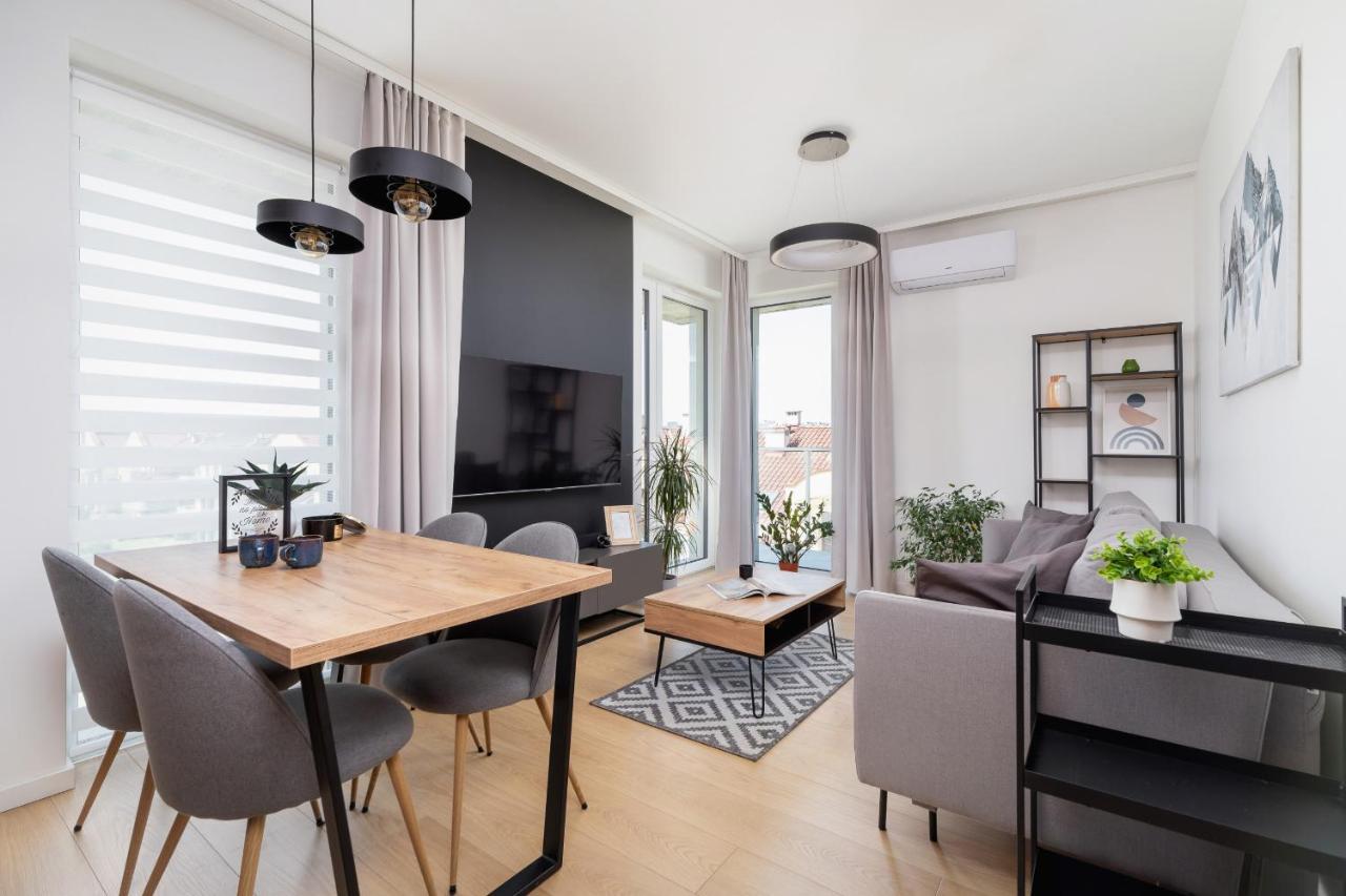 Leilighet Modern & Spacious With Air Conditioning & Parking By Renters Prestige Krasków
