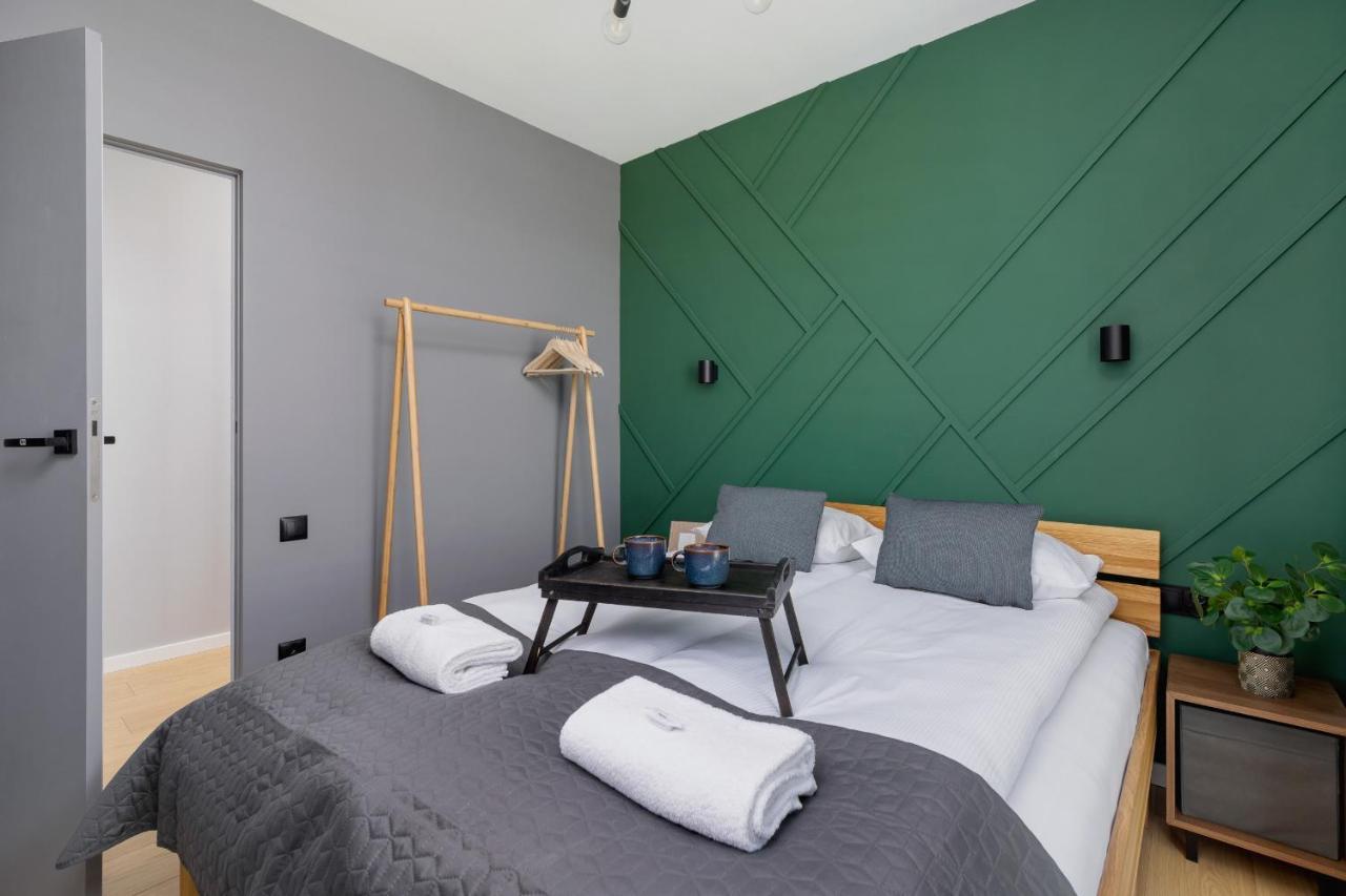 Modern & Spacious With Air Conditioning & Parking By Renters Prestige * Krasków