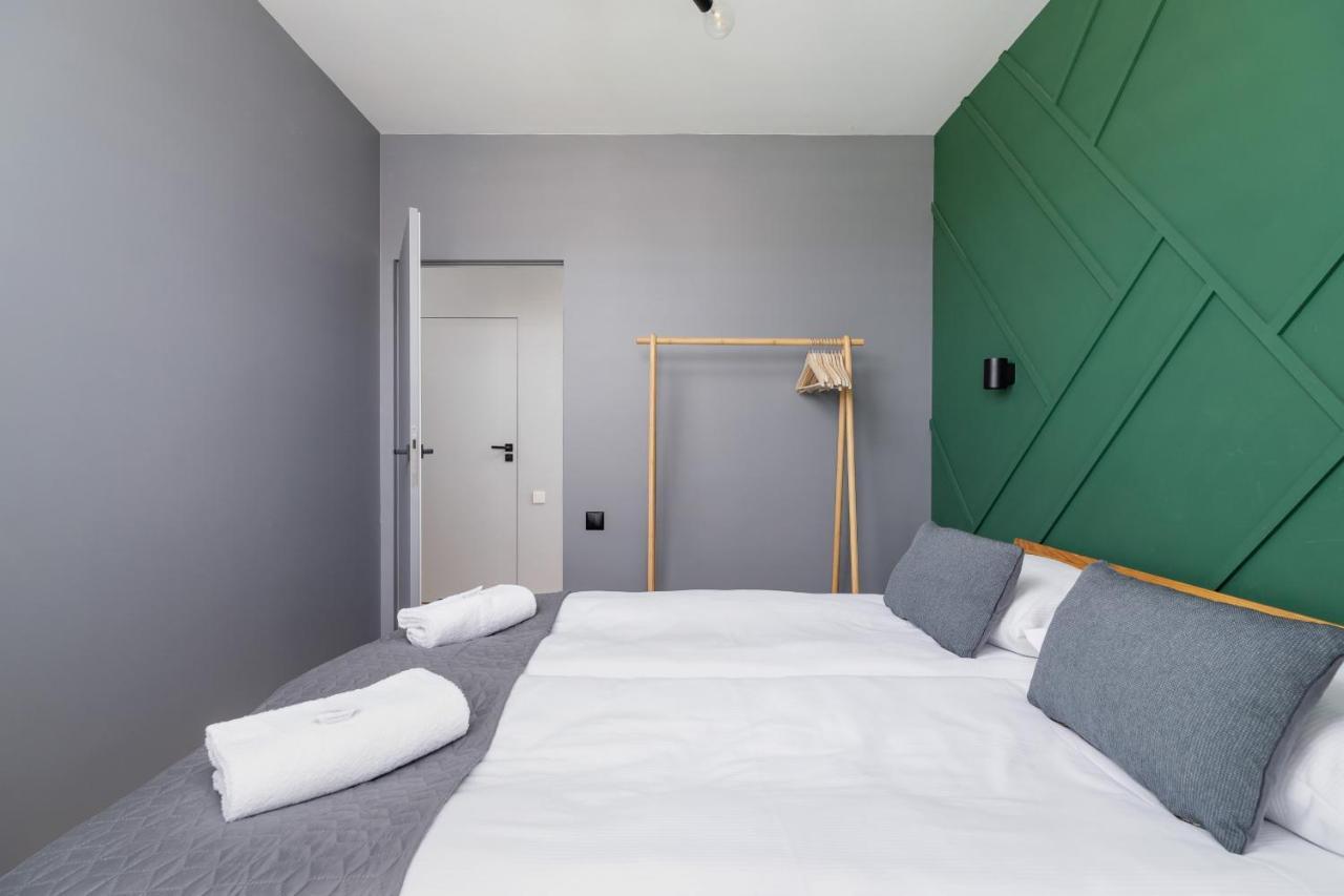 Modern & Spacious With Air Conditioning & Parking By Renters Prestige Leilighet Krasków