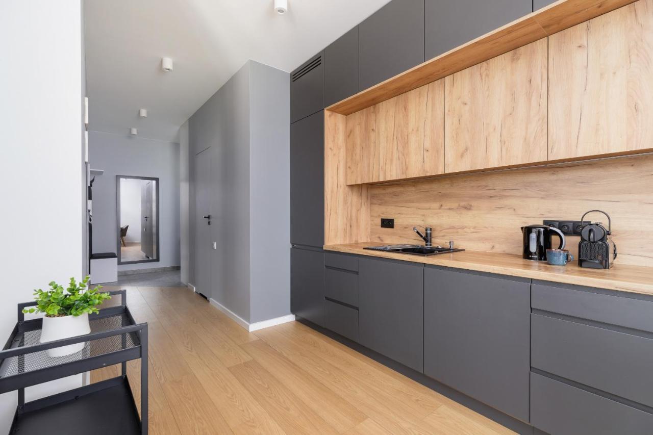Modern & Spacious With Air Conditioning & Parking By Renters Prestige * Krasków