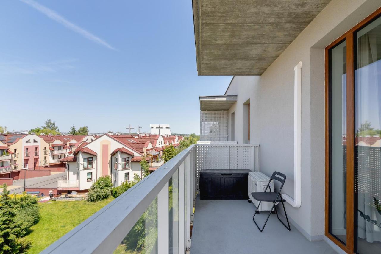 Modern & Spacious With Air Conditioning & Parking By Renters Prestige * Krasków