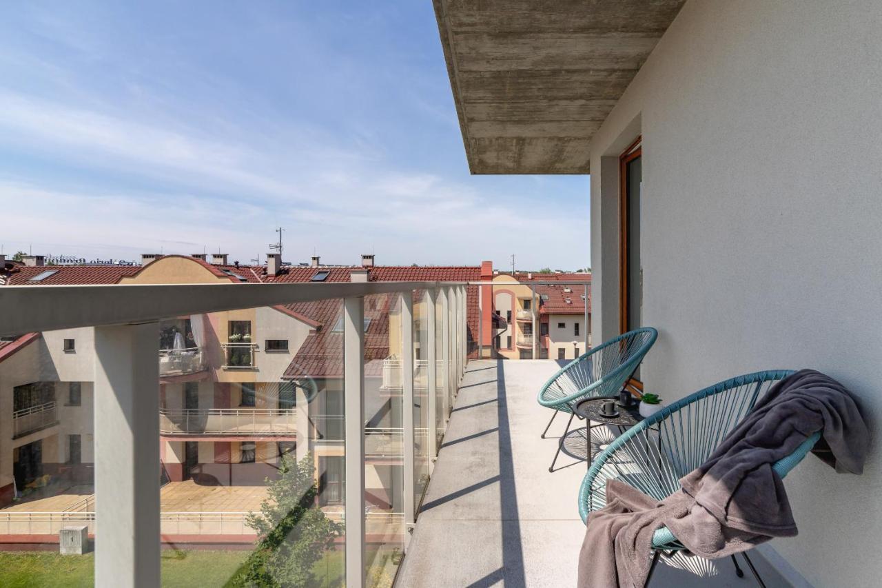 Modern & Spacious With Air Conditioning & Parking By Renters Prestige Leilighet Krasków