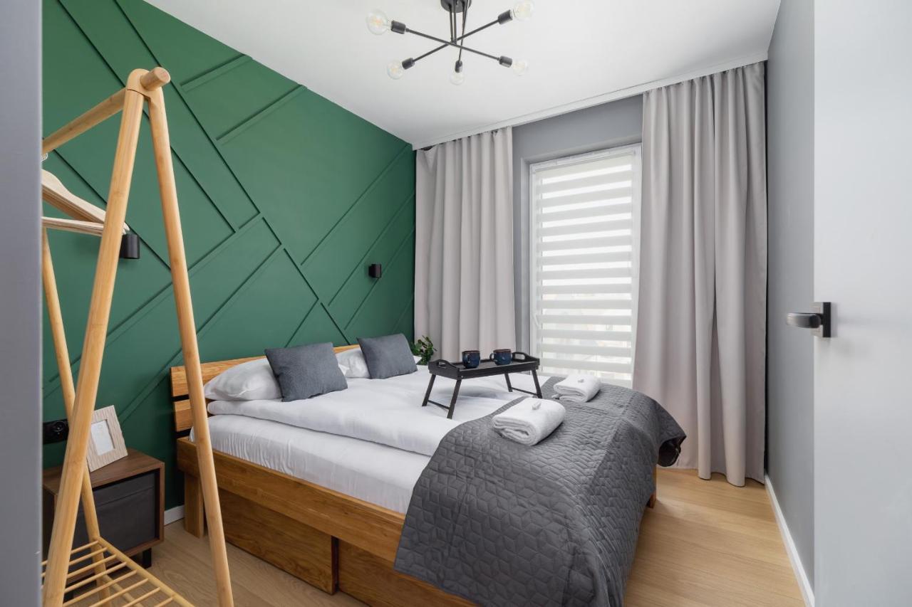 Modern & Spacious With Air Conditioning & Parking By Renters Prestige * Krasków